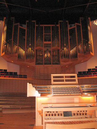Im Hintergrund die große Jann-Orgel